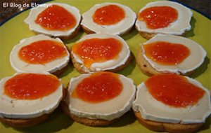 Canapés Con Queso Rulo De Cabra Y Mermelada De Pimientos
