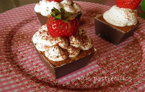 Mini Bizcochos De Vainilla,nata Y Fresas
