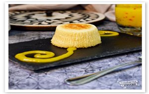 Coulant De Chocolate Blanco Con Coulis De Mango Y Azafrán / White Chocolate Coulant With Mango And Saffron Coulis
