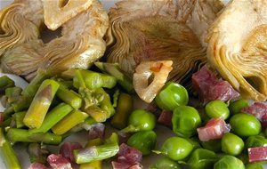 Alcachofas Al Ajillo Con Guisantes, Espárragos Y Jamón