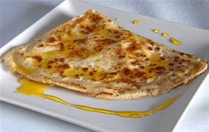 Creps De Queso Cheddar Con Almíbar De Naranja