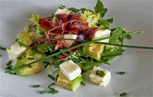 Ensalada De Aguacate Y Brie Con Virutas De Ibérico
