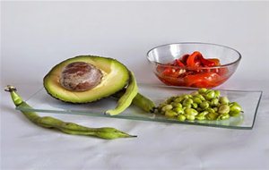 Ensalada De Habas, Aguacate Y Pimientos Asados
