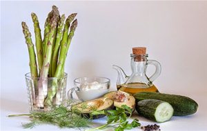 Ensalada De Espárragos Y Aguacate Con Salsa Tzatziki
