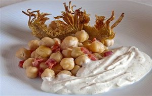 Garbanzos Con Crema Especiada De Yogur Y Chips De Alcachofa