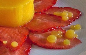 Gelatina De Naranja Y Cava Sobre Carpaccio De Fresas
