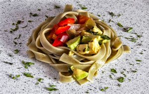 Nidos De Pasta Con Aguacate Y Panceta
