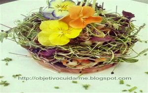 Receta Saludable : Timbal De Ensalada De Tomate, Pepino, Germinados Y Flores Comestibles
