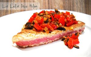 Filete De Atún Con Salsa Mediterránea
