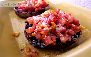 Portobello Con Ensalada De Tomate Y Pimiento
