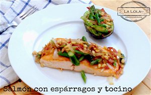 Salmón Con Guarnición De Espárragos Y Tocino
