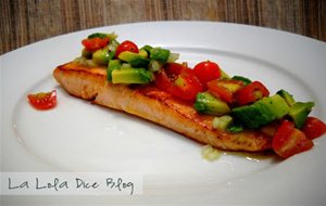 Salmón Con Ensalada De Aguacate Y Tomate
