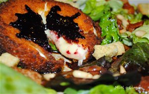 Ensalada Templada De Camembert Con Confitura De Moras
