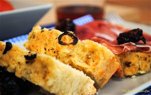 Focaccia De Tomates Cherry, Aceitunas Negras Y Tomillo
