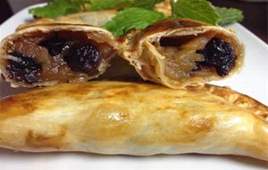 Empanadillas Fritas Al Horno, Rellenas De Manzana Y Pasas.