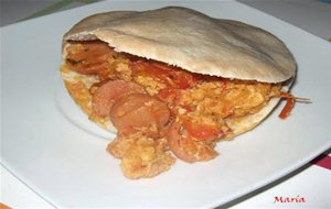 Pita Rellena De Revuelto De Huevo Y Salchicha
