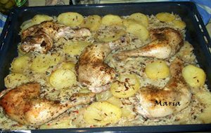 Pollo Asado Con Guarnición De Patatas Y Arroz
