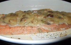 Salmón Con Costra De Setas Y Gambas
