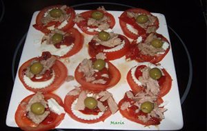 Salchichas En Hojaldre Y Tapitas De Tomate
