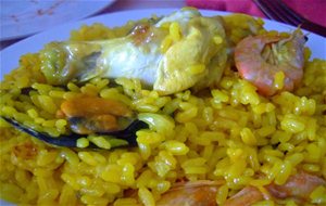 Paella Con Frutos Del Mar Y Pollo
