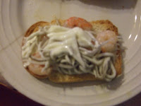 Tosta De Gambas Y Gulas Con Mahonesa
