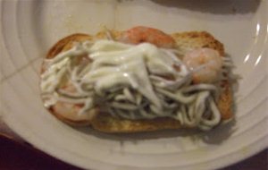 Tosta De Gambas Y Gulas Con Mayonesa
