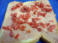 Tosta De Pate Finas Hierbas Y Virutas De Jamon
