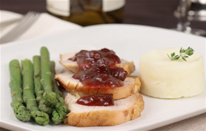 Pechuga De Pollo Rellena Con Queso De Cabra Con Salsa De Hibisco