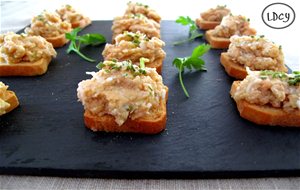 Tartar De Salmón, Cebolleta, Huevo Y Alcaparras
