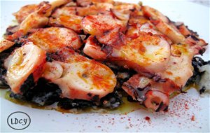 Pulpo Al Horno Sobre Patatas En Tinta De Calamar
