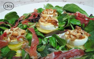 Ensalada De Pera Y Queso De Cabra (con Miel, Nueces Y Piñones)
