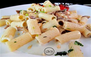 Pasta Con Setas Y Tomillo Sobre Crema De Gorgonzola
