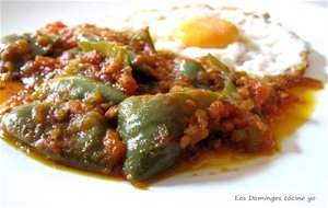 Tomate Frito Con Ñoras Acompañado Con Huevo Frito
