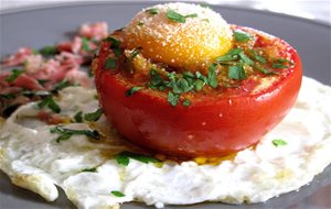 Tomates Rellenos Entre Huevos Fritos
