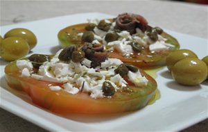 Tomate Con Queso Y Anchoas
