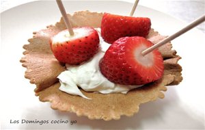 Brochetas De Fresas Con Mascarpone Y Yogur Griego
