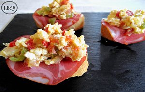 Montaditos De Lomo Y Huevos Revueltos Con Tomate Y Pimiento
