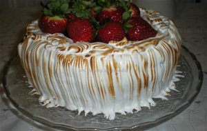 Bizcochuelo Con Fresas, Crema Pastelera Y Merengue
