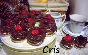 Pastelitos De Chocolate Y Frutas Del Bosque
