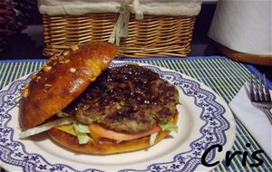 Hamburguesa De Verduras Con Pan De Tomate Y Cebolla Caramelizada
