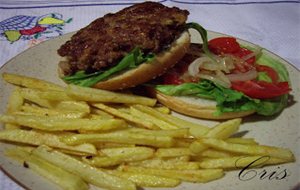 Hamburguesa Casera Con Patatas Fritas
