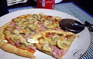 Pizza De Jamón, Bacon Y Champiñones Con Bordes De Queso
