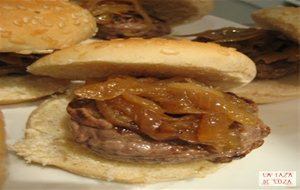 Mini Hamburguesas Con Cebolla Confitada
