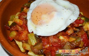 Pisto Con Papas Y Huevos Fritos