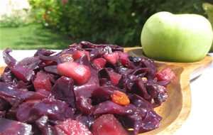 Lombarda Salteada Con Manzana Verde Y Pasas
