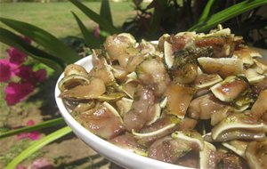 Oreja De Cerdo Con Ajo Y Perejil
