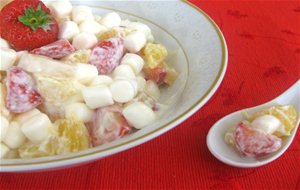 Macedonia De Frutas Con Marshmallows Y Sour Cream
