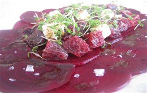 Carpaccio De Remolacha Con Naranja Sanguina Y Brotes De Berro
