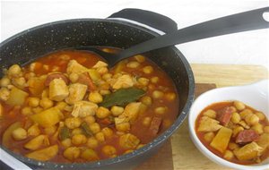 Guiso De Garbanzos Con Pollo Y Chorizo
