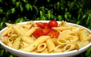 Penne O Plumas Con Salsa Picante De Tomate Cherry
